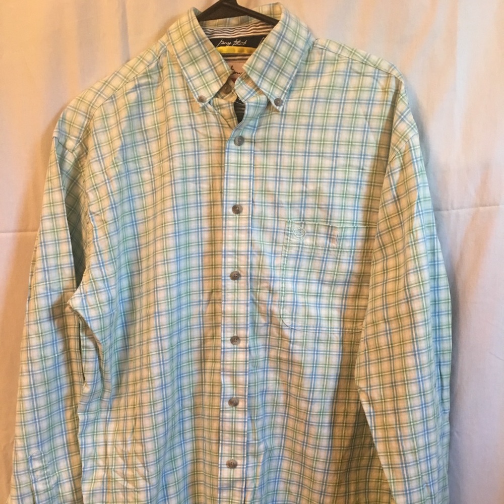 Wrangler button down shirt size M.